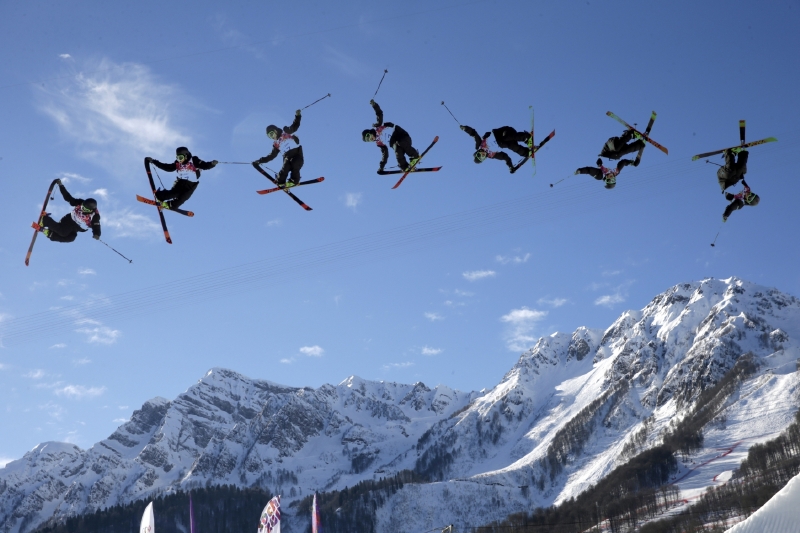 Rozfázovaný let finského akrobatického lyžaře Antti Ollily při kvalifikaci ve slopestylu. (Foto: ČTK/AP/Gero Breoler)