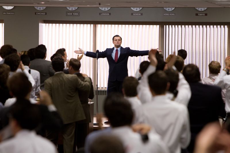 Budujte firemní kulturu jako podvodník Jordan Belfort, jehož ve filmu zobrazil Leonardo DiCaprio. 