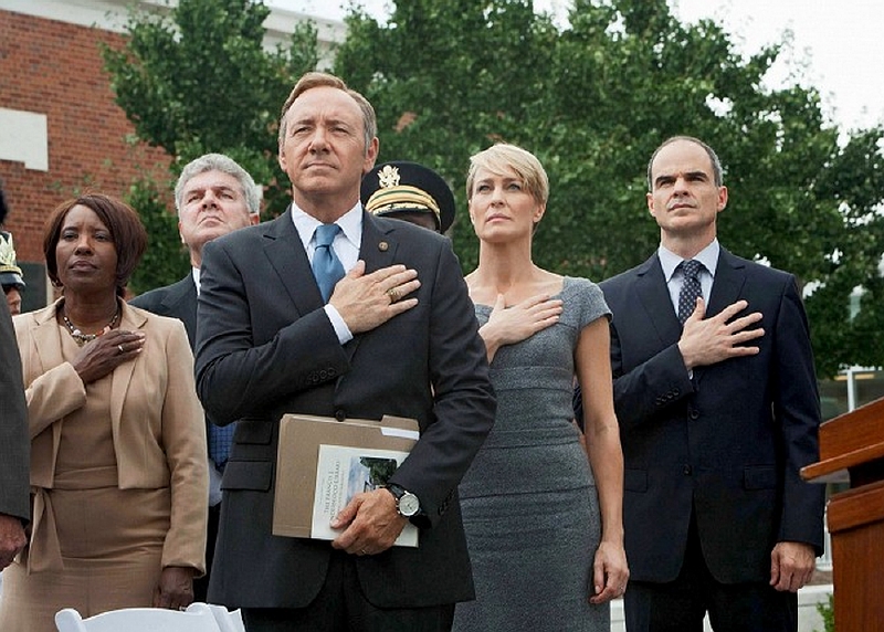 Kevin Spacey a Robin Wrightová, která za roli kongresmanovi manželky získala Zlatý glóbus.
