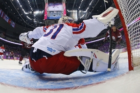 Gólman Ondřej Pavelec pustil proti Lotyšsku dvě branky.