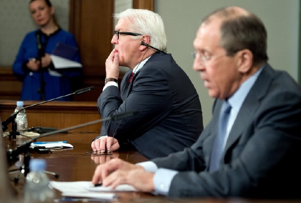 Lavrov a Steinmeier na tiskové konferenci.