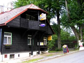 Podle majitelky hotelu byly nápisy na pálce recesí.