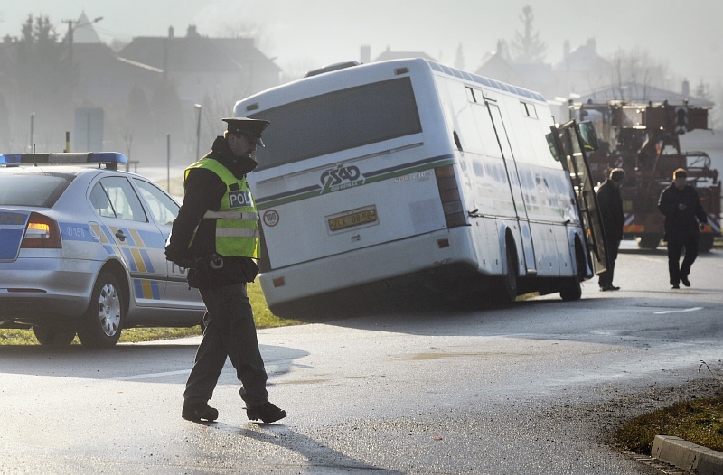 Na místě zasahuje policie a záchranná služba. Komunikace je neprůjezdná (ilustrační foto). Na místě zasahuje policie a záchranná služba. Komunikace je neprůjezdná (ilustrační foto).