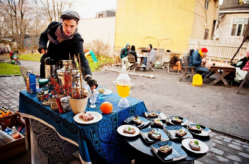 Čtyřikrát ročně, v předem ohlášený den, si restauraci může otevřít kdokoliv, kdo si na to troufá. Stačí postavit stůl na trávník, rozprostřít deku v městském parku nebo vytáhnout gauč před činžák na hlučnou ulici, popisují akci organizátoři. Čtyřikrát ročně, v předem ohlášený den, si restauraci může otevřít kdokoliv, kdo si na to troufá. Stačí postavit stůl na trávník, rozprostřít deku v městském parku nebo vytáhnout gauč před činžák na hlučnou ulici, popisují akci organizátoři.