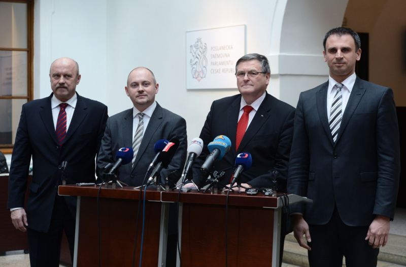 Zleva hejtman Karlovarského kraje Josef Novotný, hejtman Jihomoravského kraje Michal Hašek, hejtman Kraje Vysočina Jiří Běhounek a hejtman Jihočeského kraje Jiří Zimola, kteří jsou zároveň poslanci za ČSSD. 