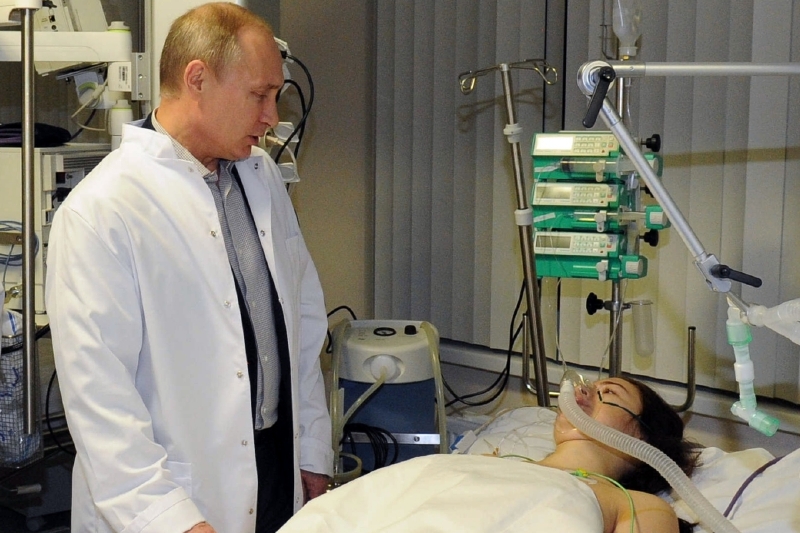 Ruský prezident Vladimír Putin v nemocnici u nemocné lyžařky.