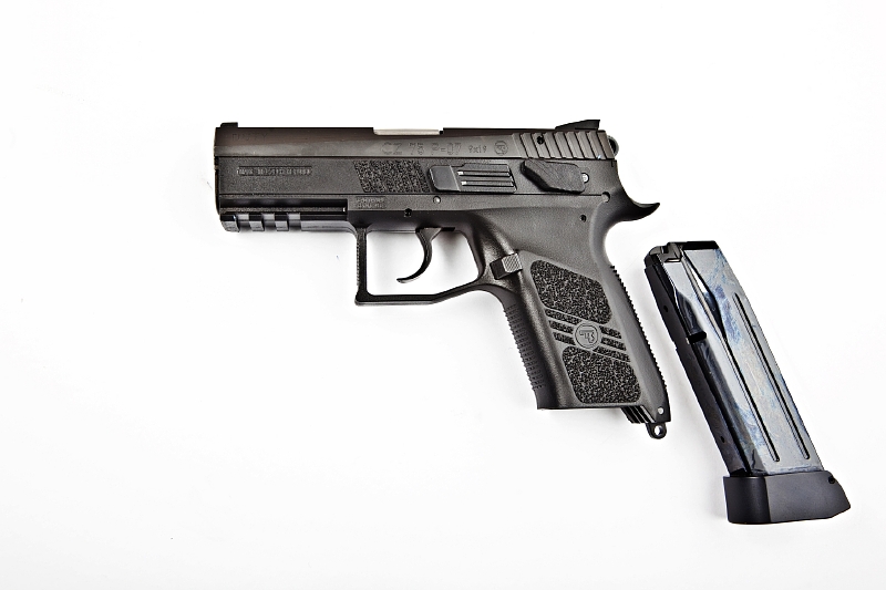 Prvních 29 tisíc pistolí CZ P-07 Duty chce zbrojovka dodat do konce října. Prvních 29 tisíc pistolí CZ P-07 Duty chce zbrojovka dodat do konce října.