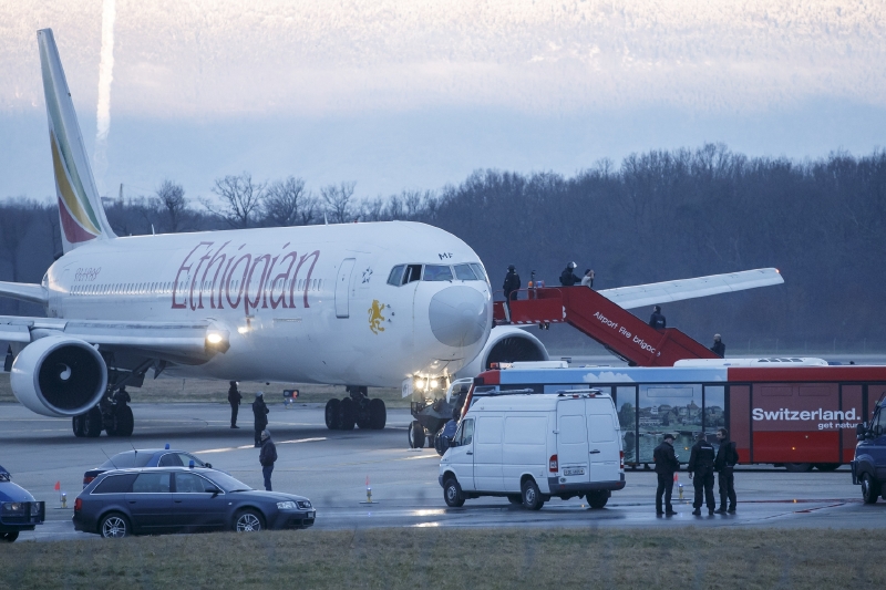 Únosce přinutil piloty, aby přistáli ve švýcarské Ženevě.