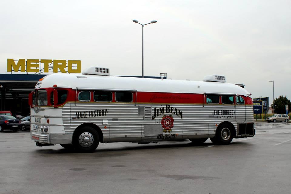 Takové autobusy používá Jim Beam při roadshow.