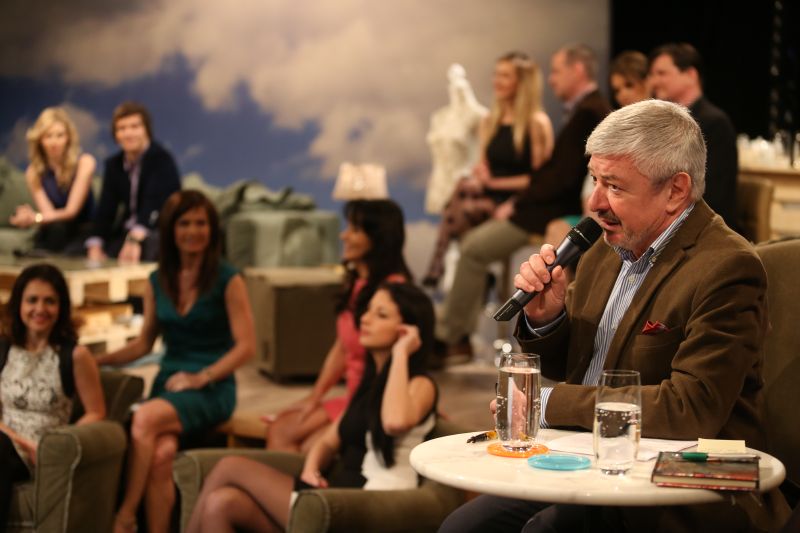 Vladimír Železný a tváře TV Barrandov na tiskové konferenci k jarnímu schématu.