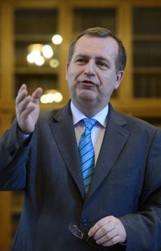 Rektor Karlovy univerzity Tomáš Zima stál u zrodu zákona o léčebném konopí, ale je proti legalizaci marihuany.