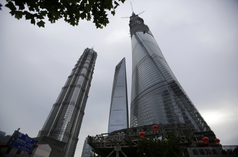 Shanghai Tower (napravo), mrakodrap, který zdolali dva odvážlivci bez jištění.