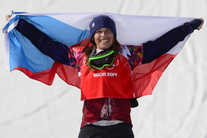Vysmátá Eva Samková s typickým knírkem.