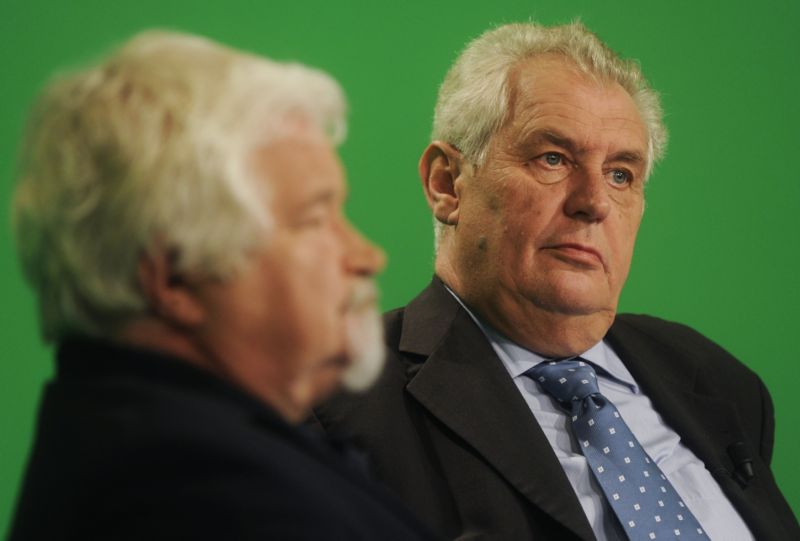 Bývalý český premiér a šéf Senátu Petr Pithart v televizním studiu s Milošem Zemanem v roce 2011.