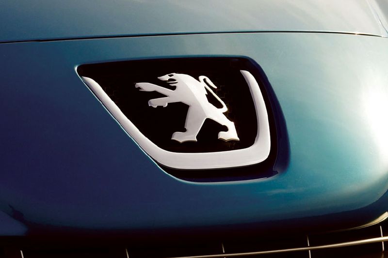 Lvíček v logu automobilky Peugeot může být klidnější.