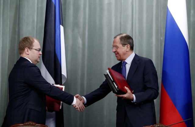 Estonský ministr zahraničí Urmas Paet (vlevo) a jeho ruský protějšek Sergej Lavrov.