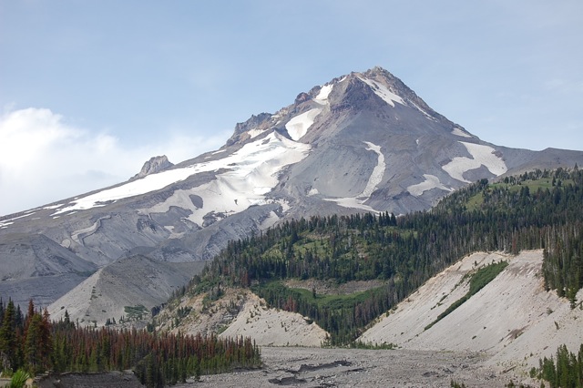 Stratovulkán Mount Hood je nejvyšší hora státu Oregon.