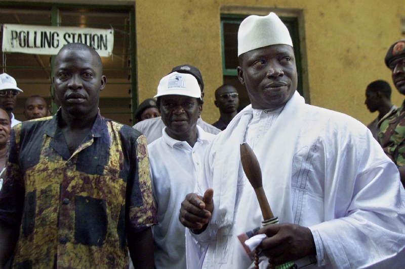 Gambijský prezident Yahya Jammeh (vpravo).