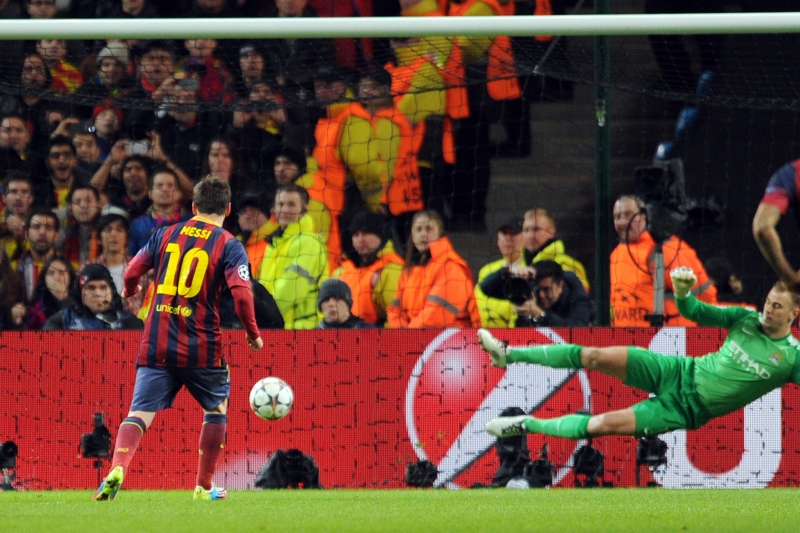 Lionel Messi proměňuje pokutový kop.