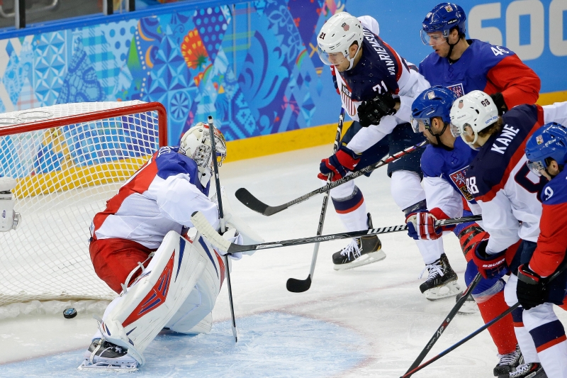 Momentka z utkání Česko - USA ve čtvrtfinále olympijského turnaje v Soči.