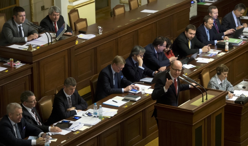 Premiér Bohuslav Sobotka při projevu v Poslanecké sněmovně. Premiér Bohuslav Sobotka při projevu v Poslanecké sněmovně.