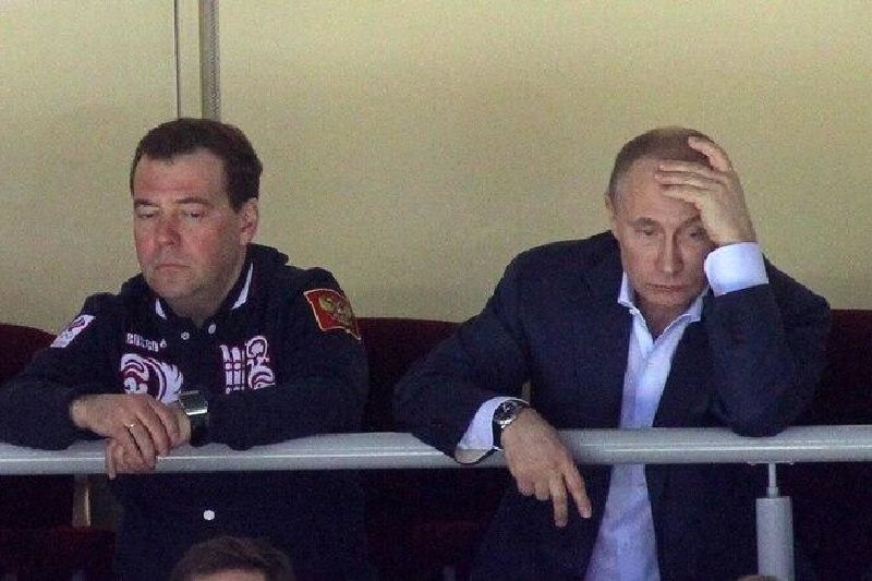 Ruský prezident Putin nevěřil svým vlastním očím, Medvěděv (vlevo) mu dělal společnost.