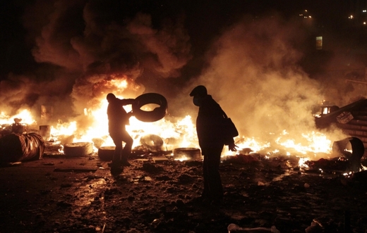 Demonstranti zapalují pneumatiky.