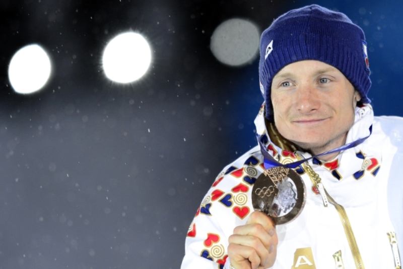 Biatlonista Ondřej Moravec ponese při ukončení her českou vlajku.