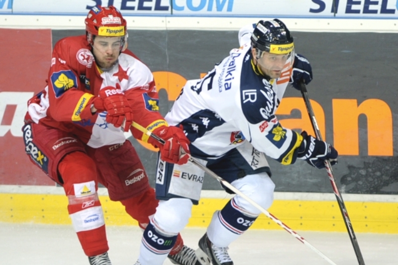 Útočník Slavie Michal Poletín (vlevo) a útočník Vítkovic Jiří Burger.