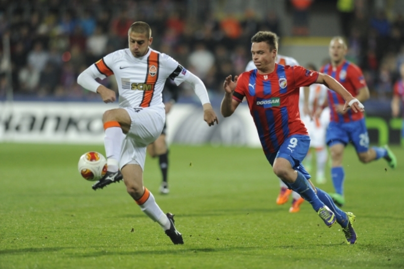 Střelec plzeňské branky Stanislav Tecl (vlevo) v souboji s Jaroslavem Rakyckyjim z Šachtaru.