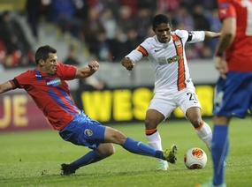 Marián Čišovský z Plzně (vlevo) a Douglas Costa ze Šachtaru.