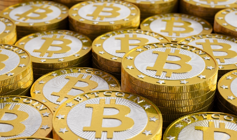Bitcoin je decentralizovaná digitální měna. Bitcoin je decentralizovaná digitální měna.