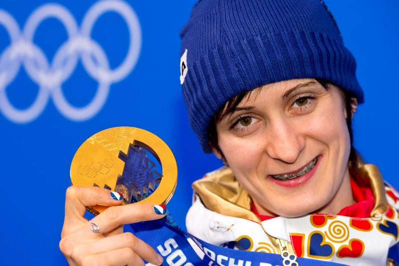 Martina Sáblíková pózuje se zlatou medailí ze závodu na 5000 m.