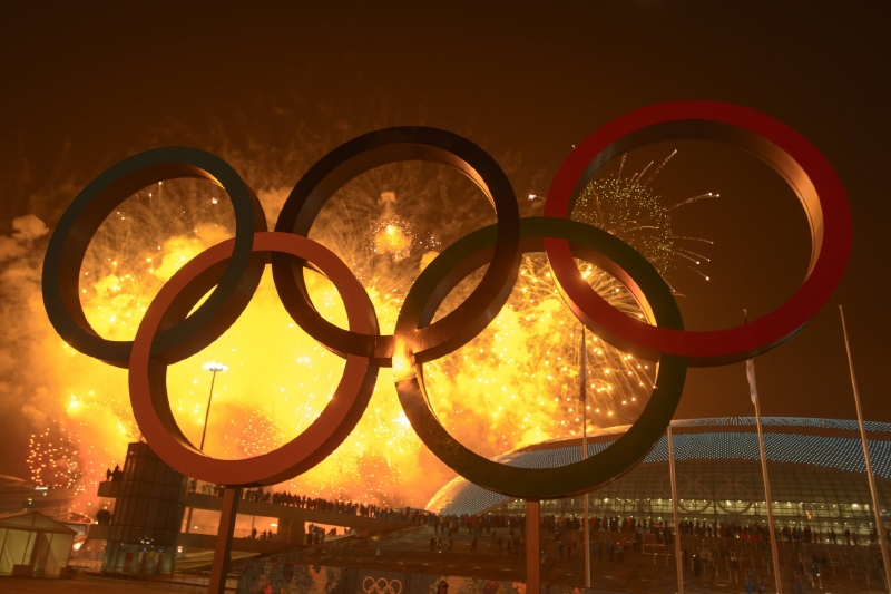 Ohňostroj na pozadí olympijských kruhů v Soči. 