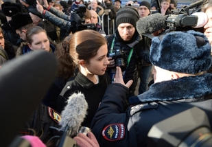 K soudní budově dorazily i maskotky Kundího virválu, Pussy Riot. 