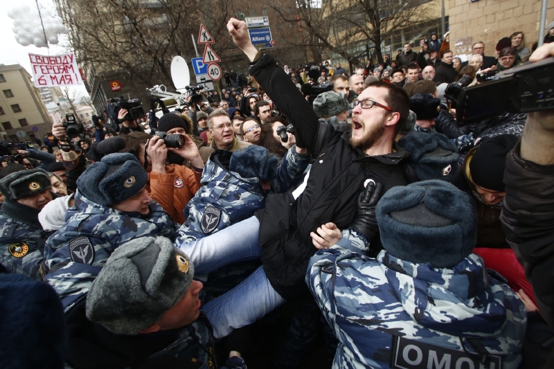 Protesty před soudní budovou. 