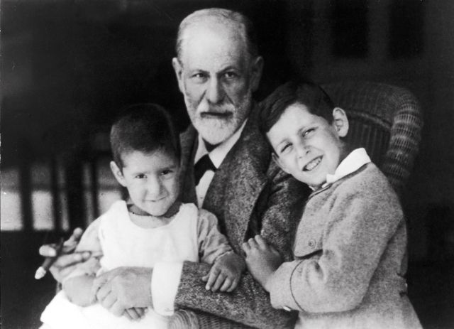 Nejslavnější psychoanalytik se svými vnoučaty.