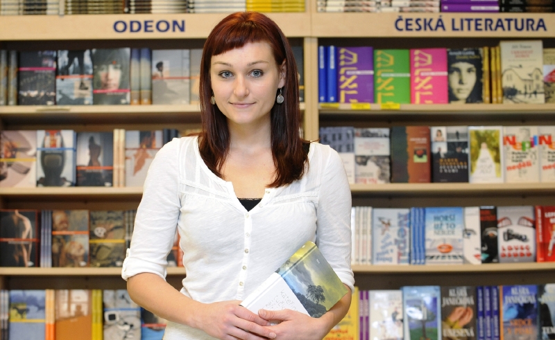 Spisovatelka Kateřina Tučková se svým dílem Žítkovské bohyně. Spisovatelka Kateřina Tučková se svým dílem Žítkovské bohyně.