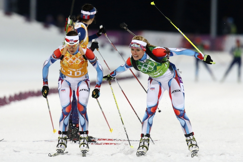 Biatlonistka Gabriela Soukalová předává ve štafetě pomyslný kolík Jitce Landové.