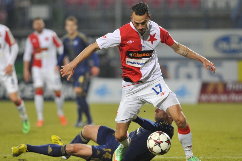 Jan Vošahlík ze Slavie (vpředu) a Adam Varadi z Olomouce.