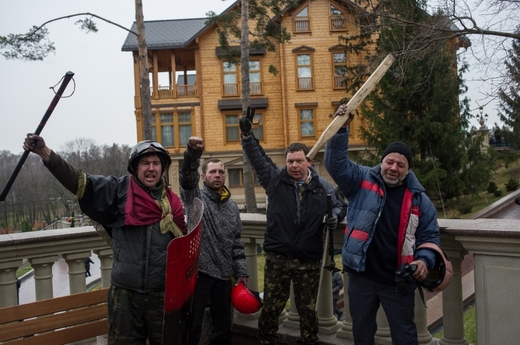 Lidé se údajně chovali disciplinovaně a obavy z plenění se nenaplnily. Maximálně prý si návštěvníci odnášejí pár "suvenýrů".