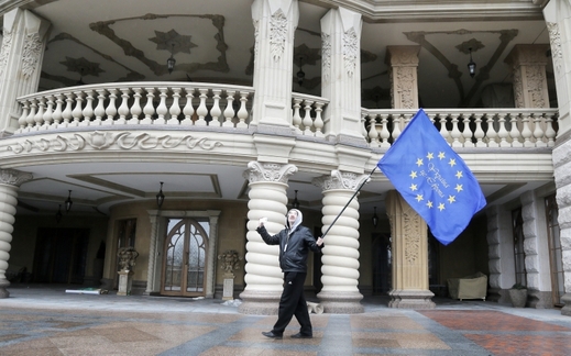 Od nedávno ještě přísně střežených objektů se spěšně vzdálila prezidentská ochranka a domobrana čelí náporu nezvaných návštěvníků.