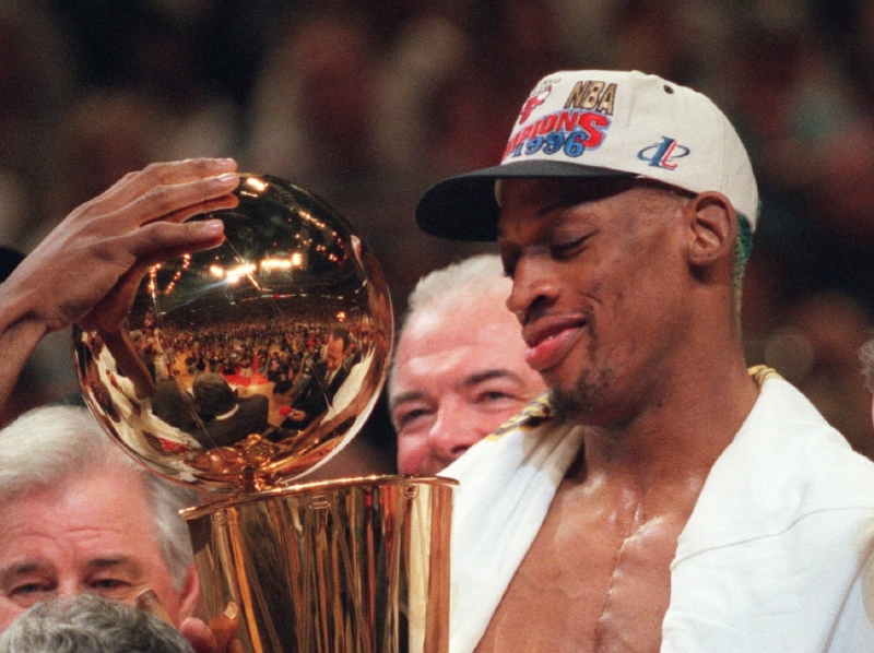 Basketbalista Dennis Rodman se v médiích prezentuje jako Kimův osobní přítel a v minulosti Severní Koreu několikrát navštívil. 