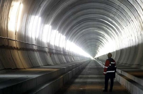 Tunel dlouhý 123 kilometrů.