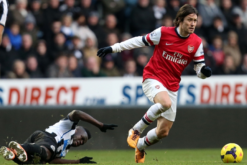 Tomáš Rosický bude podle všeho dres Arsenalu oblékat dál.
