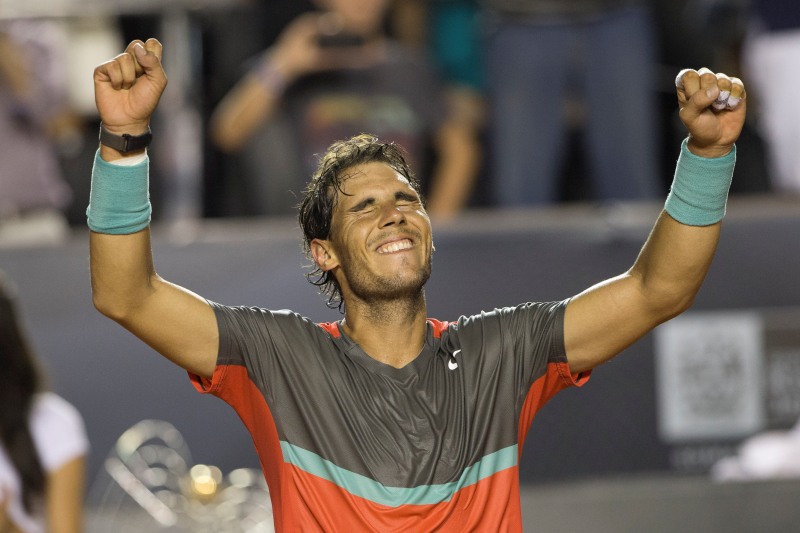 Rafael Nadal se raduje z titulu v Riu de Janeiru.
