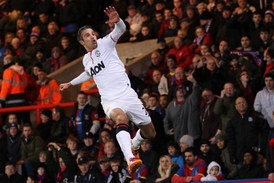 Útočník United Robin van Persie na loňskou formu zatím může jen vzpomínat.