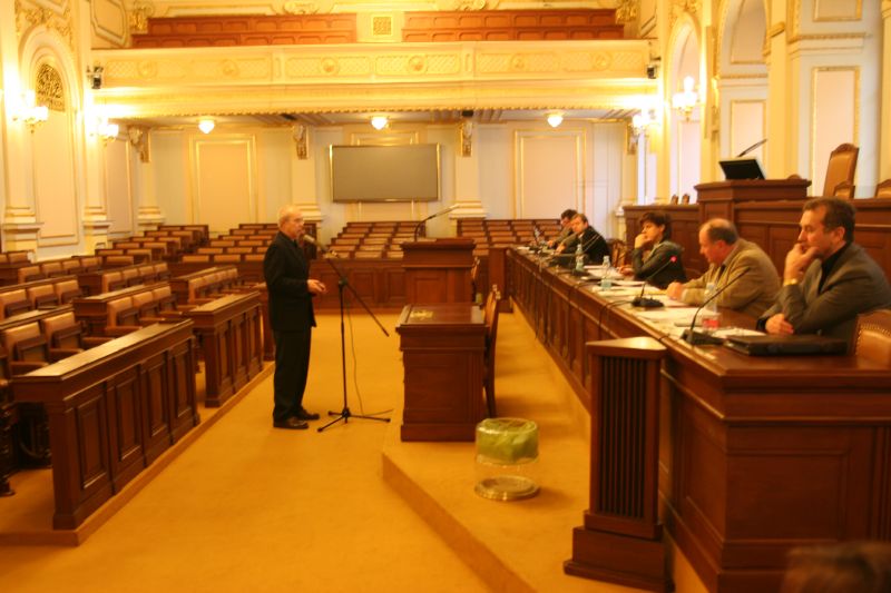 Bývalý moderátor Roman Prorok odpovídá na otázky poslanců.
