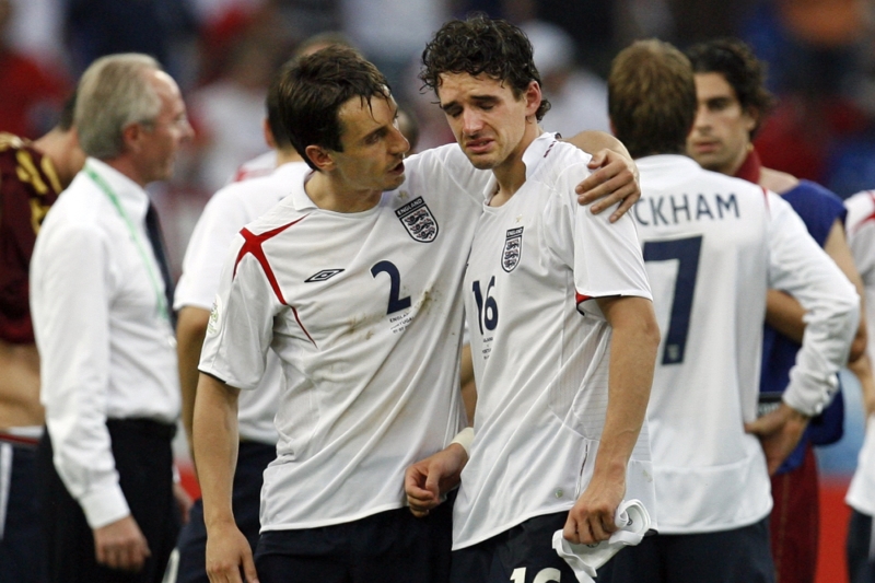 Gary Neville a Owen Hargreaves smutní po prohraném čtvrtfinálovém rozstřelu na MS 2006.