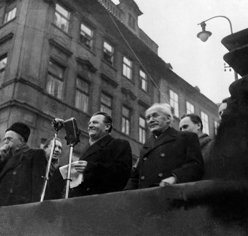 Dne 25. února oznámil Klement Gottwald účastníkům demonstrace na Václavském náměstí ,že prezident Edvard Beneš ustoupil komunistickému nátlaku a jmenoval nové členy vlády podle diktátu KSČ. Dne 25. února oznámil Klement Gottwald účastníkům demonstrace na Václavském náměstí ,že prezident Edvard Beneš ustoupil komunistickému nátlaku a jmenoval nové členy vlády podle diktátu KSČ.